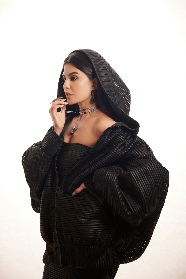 JACQUELINE FERNANDEZ IN CONG TRI