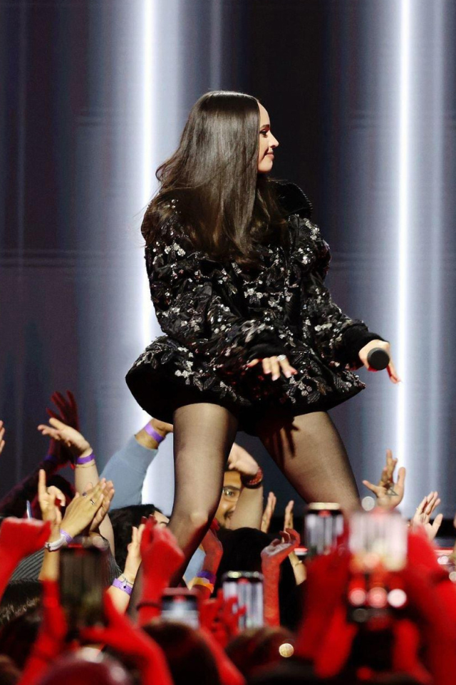SOFIA CARSON IN CONG TRI 