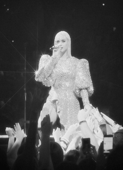 KATY PERRY IN CONG TRI