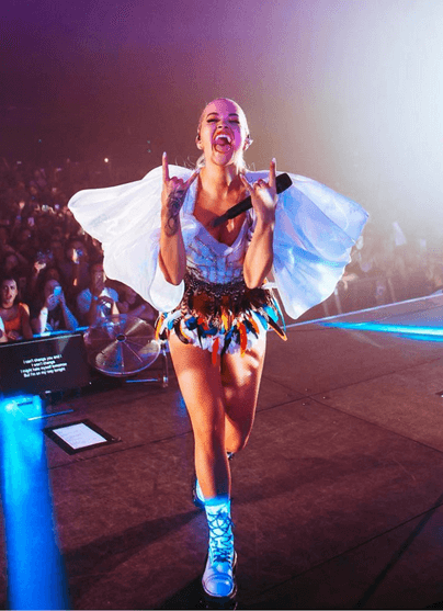 RITA ORA IN CONG TRI