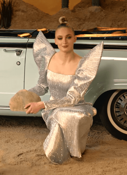 SOPHIE TURNER IN CONG TRI